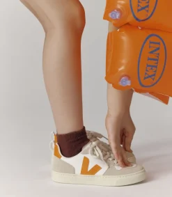 V-10 LACES LEATHER WHITE FURY ALMOND><noscript><img data-lazyloaded=