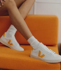 V-12 LEATHER WHITE OURO><noscript><img data-lazyloaded=